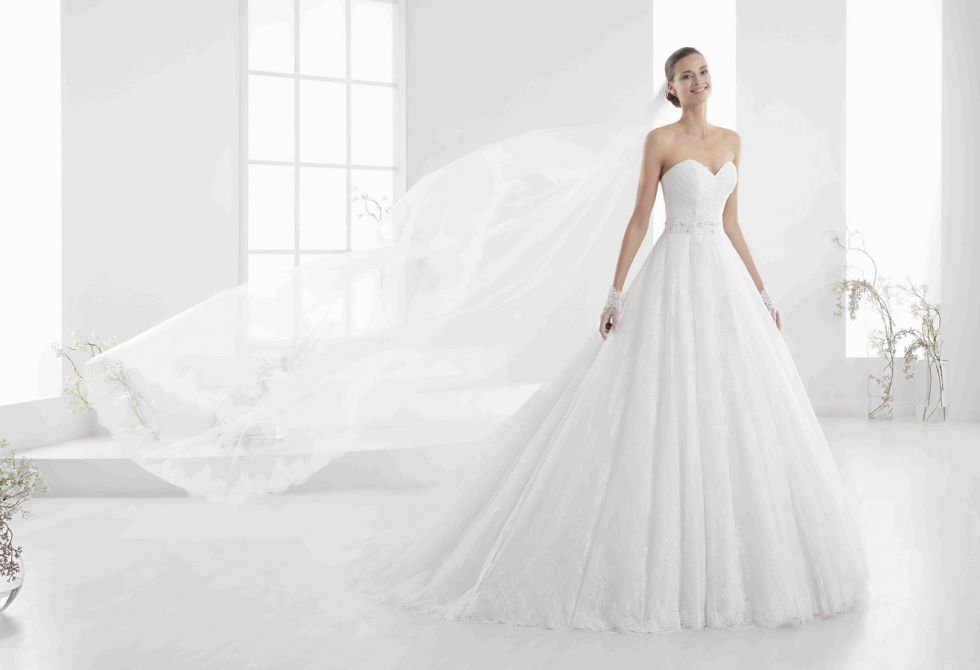 Robe de mariée princesse AURORA en dentelle fine PLUS DISPONIBLE